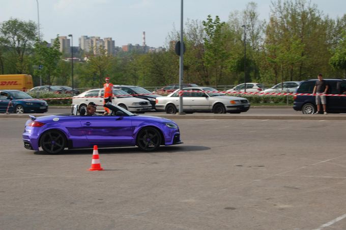 (Aurisfoto.lt nuotr.)/Purpurine chromo plėvele dengtas Audi TT kabrioletas 