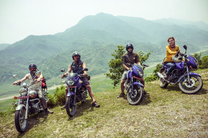 Be sienų nuotr./Motociklininkų komanda Nepale
