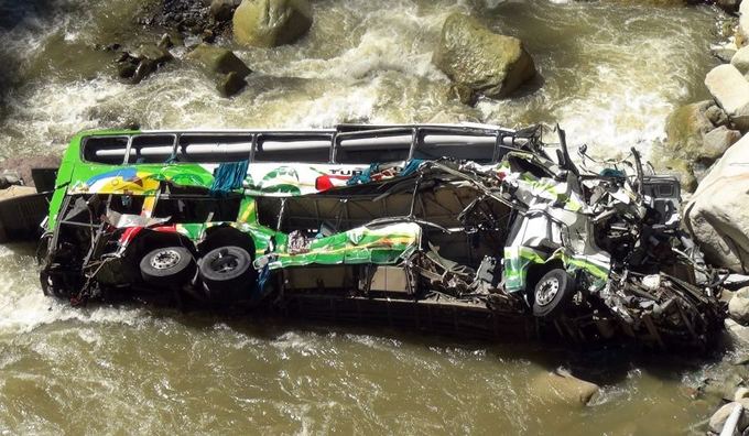 AFP/Scanpix nuotr./Į upę nugarmėjęs autobusas