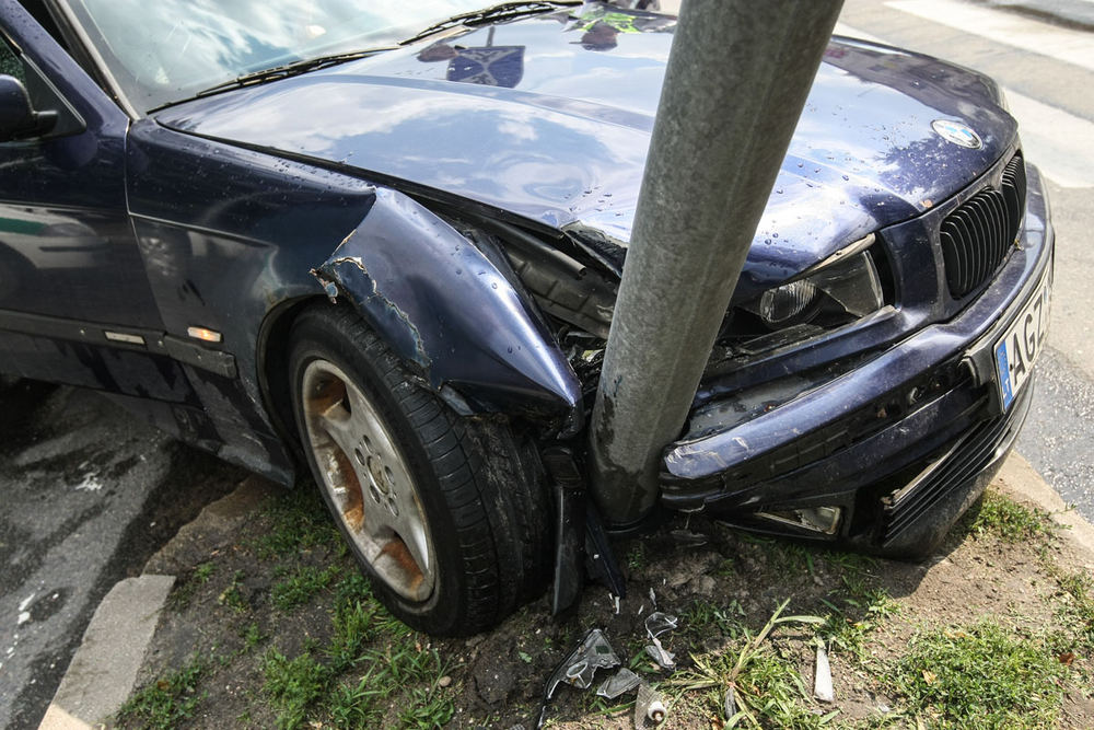 Stulpas įlūžo per vidurį, pavojingai siūbavo, o BMW atsilaikė: vairuotojui pavyko pasišalinti