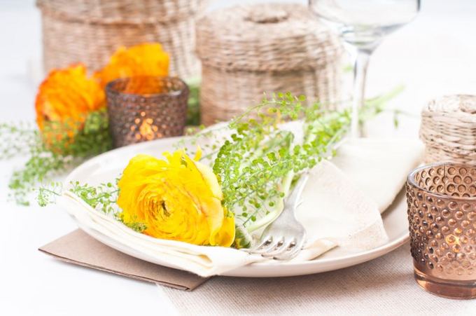 Gėlėmis puoatas stalas