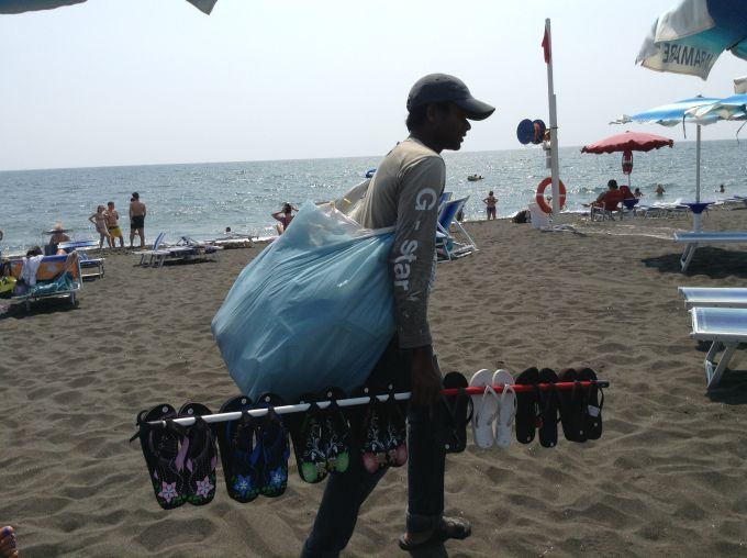 Paplūdimyje galima nusipirkti įvairių modelių apavo.