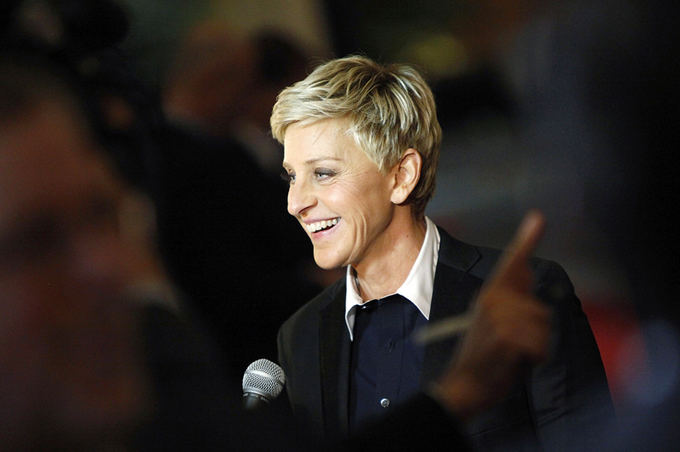 Scanpix nuotr. / Ellen DeGeneres Marko Tveno prizo ceremonijoje Vaaingtone dalina interviu reporteriams. Moteris laimėjo apdovanojimą už humorą, papildydama dar 14 asmenų, gavusių aį titulą, gretas. 