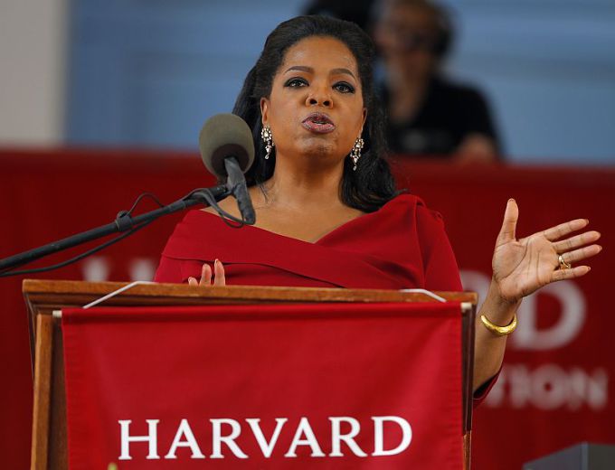 Scanpix nuotr. / Oprah Winfrey Harvardo universitete skaito kalbą. Moteris yra gavusi garbės teisės daktaro laipsnį. 