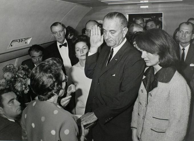 Scanpix nuotr. / Amerikos viceprezidentas Lyndonas Bainesas iaveža ką tik naale tapusią pirmąją ponią Jacqueline Bouvier Kennedy ia Dalaso.