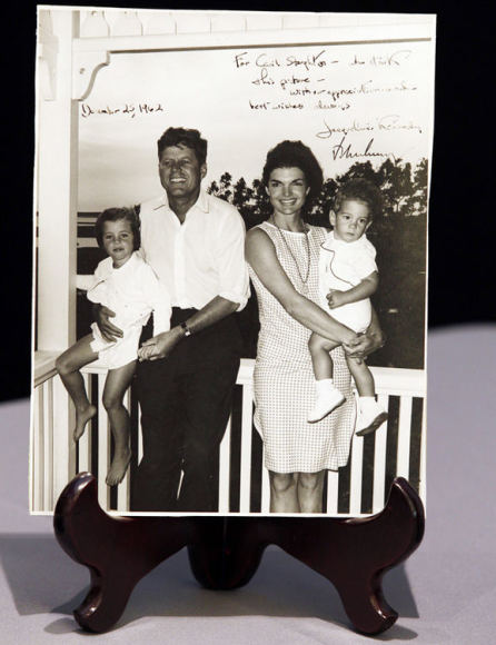 Scanpix nuotr. / J. F. Kennedy su žmona Jacqueline ir vaikais Caroline bei Johnu jaunesniuoju. 