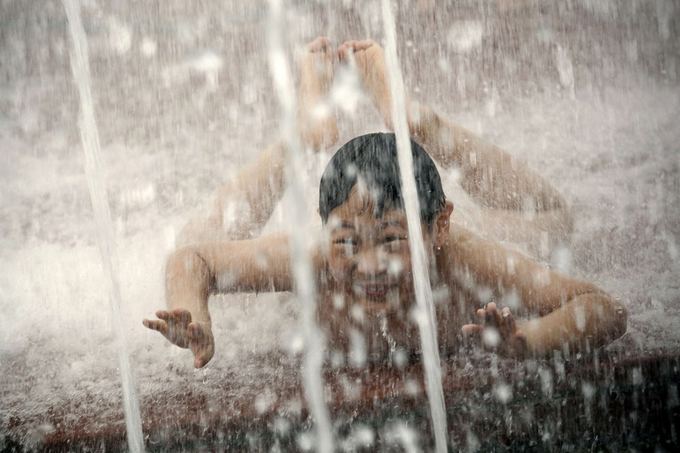 AFP/Scanpix nuotr./`anchajaus fontane besimaudantis berniukas.