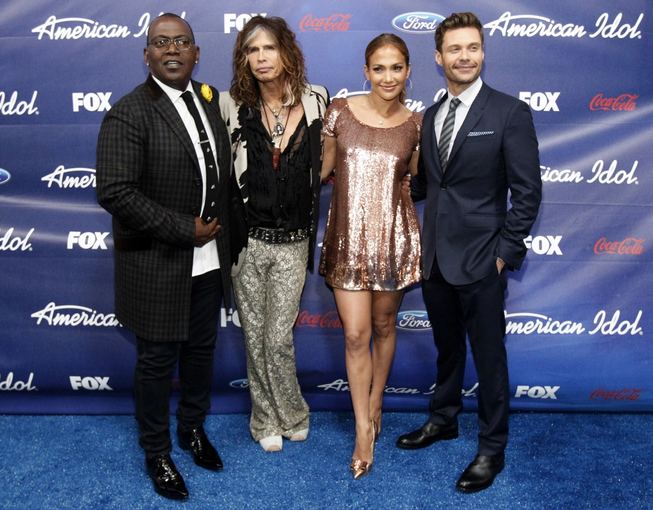 „American Idol“ teisėjai Randy Jacksonas, Stevenas Tyleris, Jennifer Lopez ir šou vedėjas Ryanas Seacrestas (2012 m.)