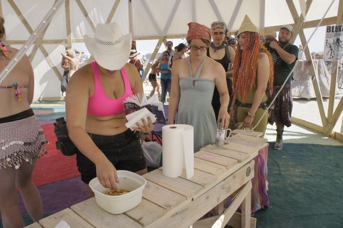 Burning man LT nuotr./2011 m. eilė prie bulvinių blynų