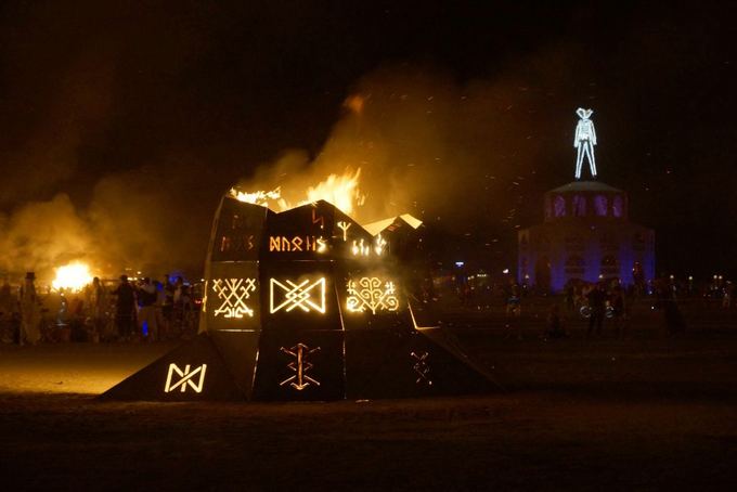 Burning man LT nuotr./2012 m. Blukis  CORE skulptūra, kuri buvo sudeginta vienu metu su kitomis 33 skulptūromis