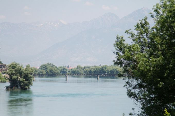 Evelinos ir Karolio nuotr./Albanijos žydros upės ir nustabūs kalnai