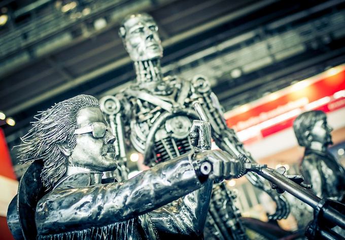 Giants of Steel plieninių skulptūrų ekspozicija Frankfurte