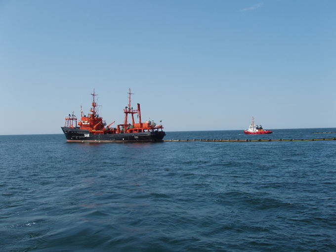 Karinių jūrų pajėgų archyvo nuotraukos/Karinių jūrų pajėgų laivas `akiai Baltijos jūroje treniravosi aalinti naftos dėmes