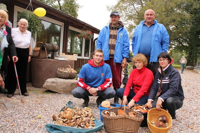 Sveksnosnaujienos.lt nuotr./`vėkaniakiai per porą valandų pririnko per 130 kg grybų. 