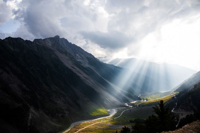 Dviratininkų nuotr./Saulės spinduliai Himalajuose