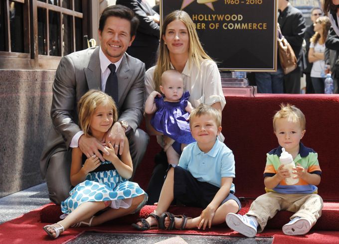 Markas Wahlbergas su žmona Rhea Durham ir vaikais Ella, Michaelu, Brendanu bei Grace