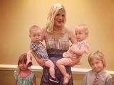 Instagram nuotr./Tori Spelling su visais savo vaikais