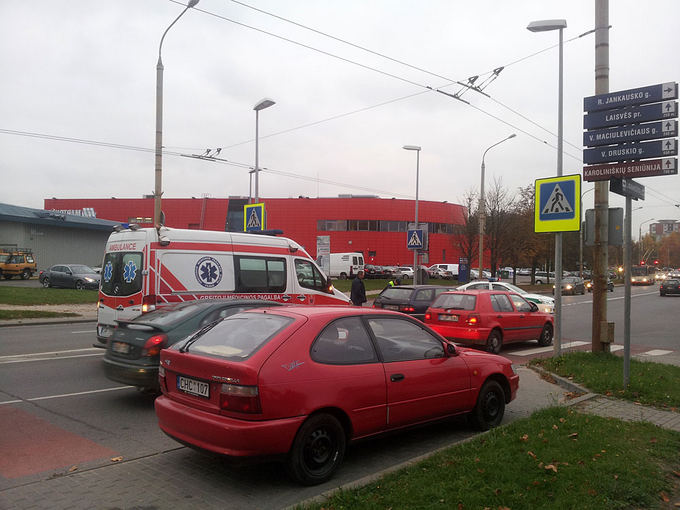 Įvykio liudininko Algirdo T. nuotr./Avarijos vietoje Vilniuje, L.Asanavičiūtės g.