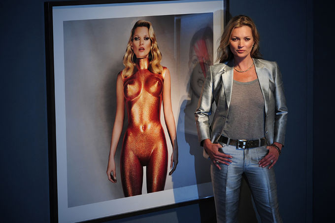 Scanpix nuotr. / Britų modelis Kate Moss pozuoja fotografams Allen Jones fotografijų parodoje Body Armour Christies aukcione Londone. 