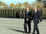 kremlin.ru nuotr./Rusijos ir Kirgizijos prezidentai bazės atidarymo iškilmėse 2003 m. spalio 23 d.