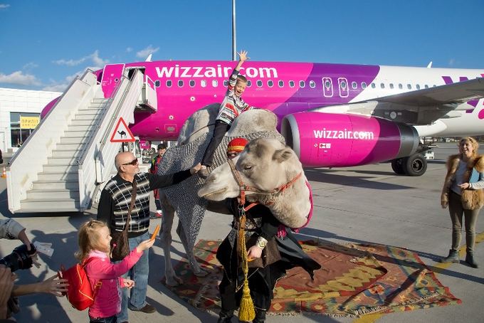 Wizz Air nuotr./Pirmas Wizz Air skrydis į Dubajų  su kupranugario palyda