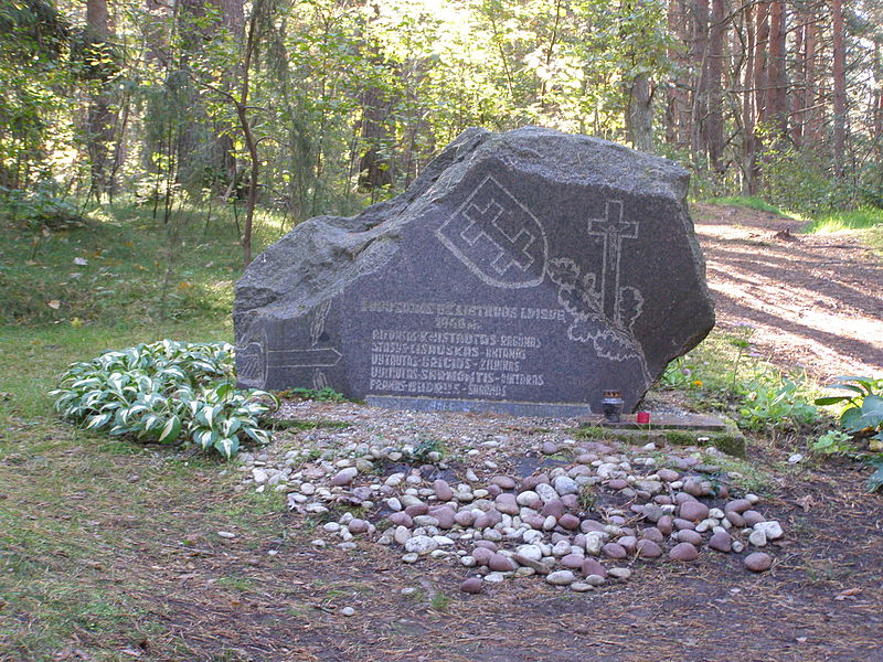 Globių miške sugadintas partizanams skirtas paminklas