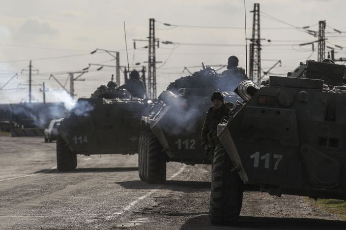 „Reuters“/„Scanpix“ nuotr./Ukrainos karinė technika netoli Salkovo kaimo, greta Krymo