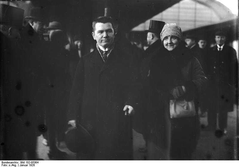Augustinas Voldemaras su žmona Berlyno stotyje - atvykęs vizito į Vokietiją 1928 m. sausio 1 d.