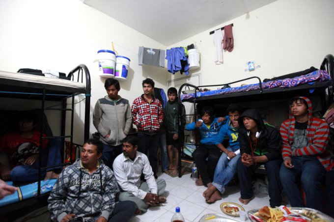 Vos 6 kv. metrų kambaryje, be kondicionieriaus, gyvena po 10 statybininkų iš Nepalo.