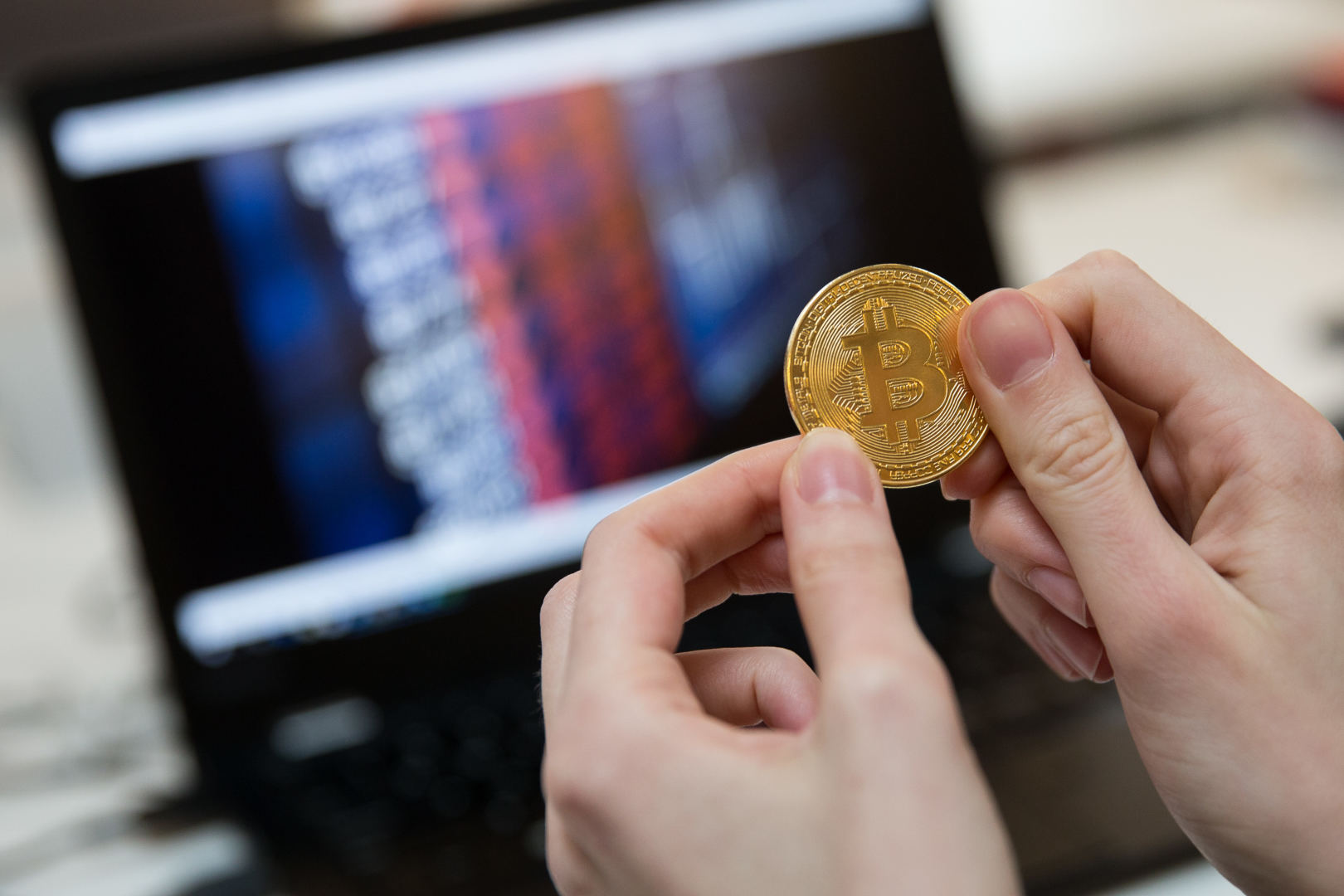 #8 priežastys, kodėl „Bitcoin“ yra geresnis už įprastą valiutą