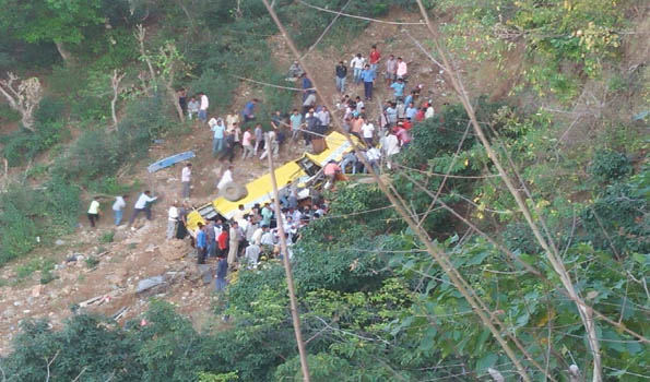 Indijoje autobusui nuriedėjus nuo skardžio žuvo 30 žmonių