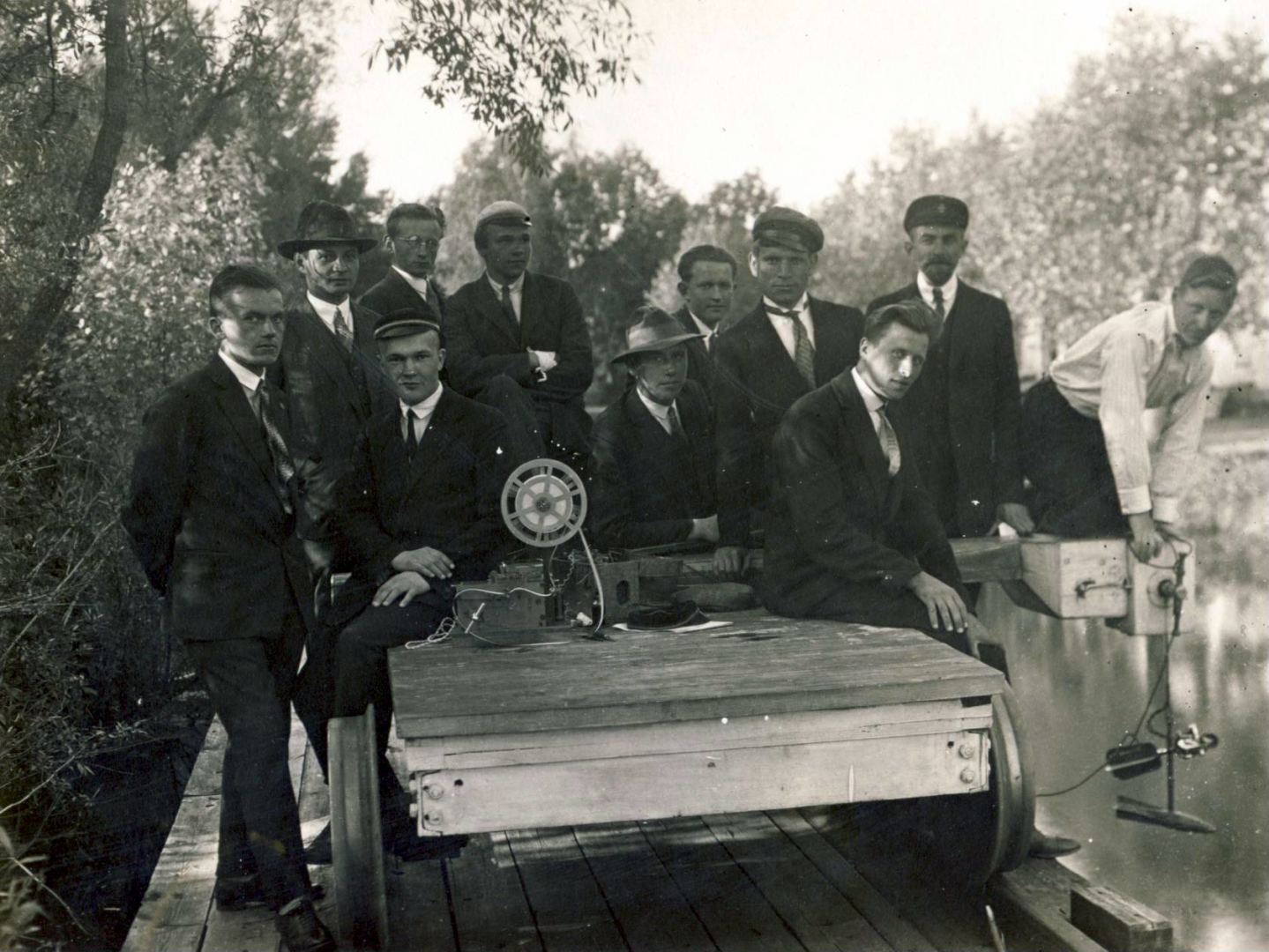 Prof. Steponas Kolupaila su Technikos fakulteto studentais praktikos užsiėmimuose, 1939 m.