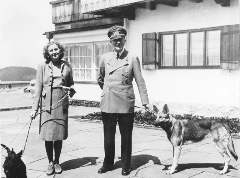 Bundesarchiv nuotr./A.Hitleris su Eva Braun šalia Berghofo rezidencijos. 