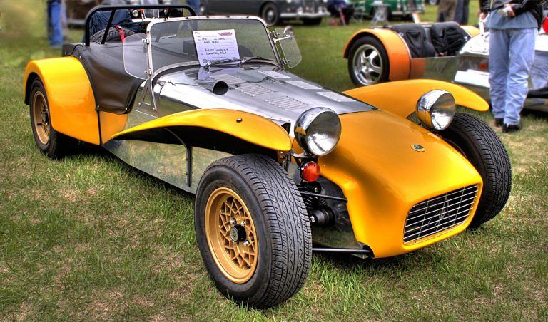 Wikimedia nuotr./1970-ųjų Lotus Super 7 – tokio dizaino automobilius Caterham gamina iki šiol.