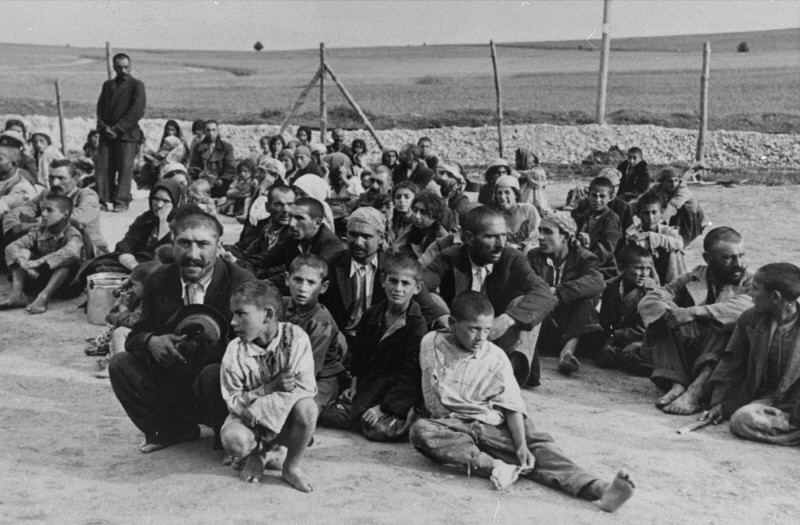 JAV Holokausto memorialo muziejaus nuotr./Romų tautybės kaliniai Belžeco priverstinio darbo stovykloje