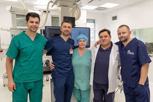 Iš kairės į dešinę: gydytojas intervencinis radiologas Givi Lengvenis, Intervencinės radiologijos skyriaus vedėjas Audrius Širvinskas, operacinės slaugytoja Virginija Augutienė, gydytojas kraujagyslių chirurgas Artūras Mackevičius, gydytojas intervencinis radiologas Andrej Afanasjev.