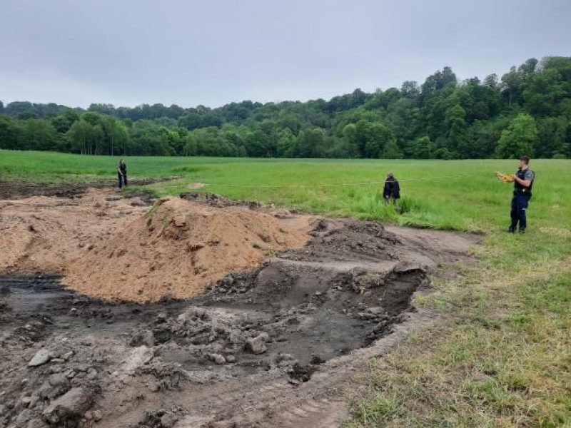 Šilalės r. savivaldybės archyvo nuotr./Įvykio vietoje, Vedrių piliakalnio prieigose, fiksuojami neteisėtos veiklos padariniai