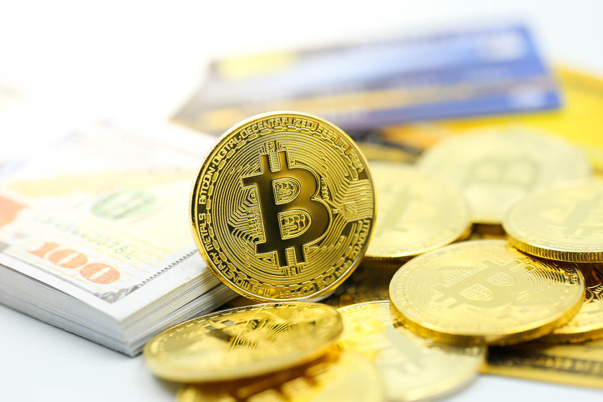 investuoti į bitkoinus arba lengvąsias monetas