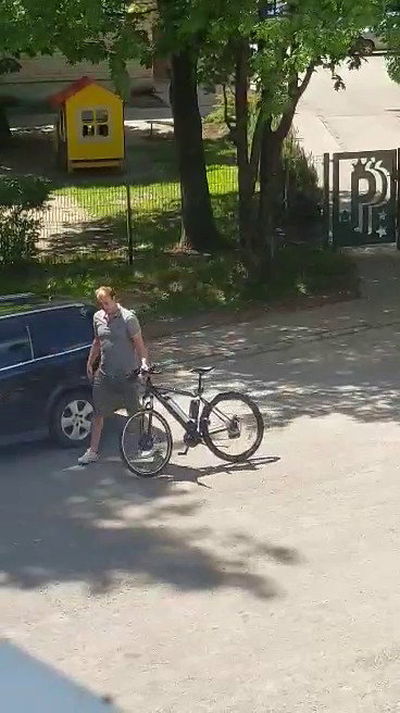 Alytuje ieškomas dviratininkas, kuriam „nieko tokio“, kad rėžėsi į automobilį