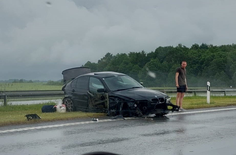 Neatlaikė išbandymo lietumi: magistralėje Klaipėdos rajone – BMW avarija