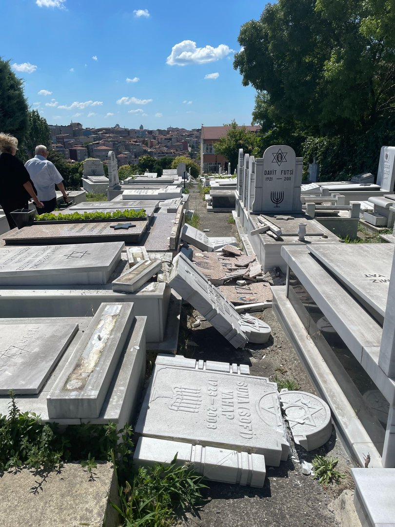 Į žydų kapines Stambule įsilaužę vandalai sudaužė dešimtis antkapių