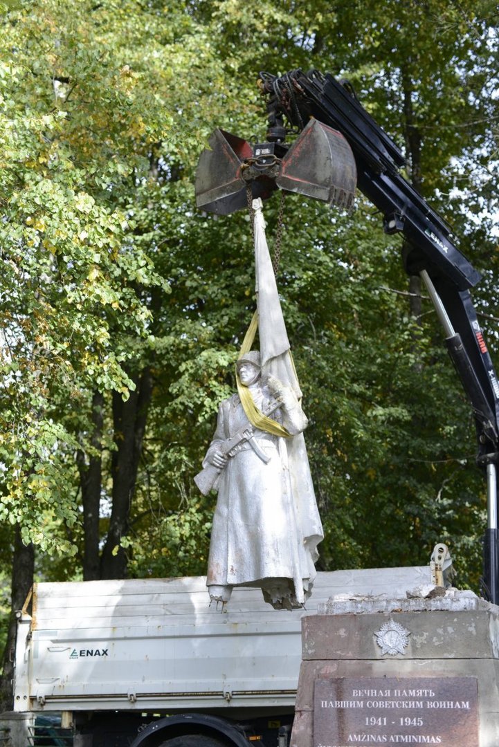 Kaišiadorių rajone nukelti skulptūriniai elementai sovietų kariams