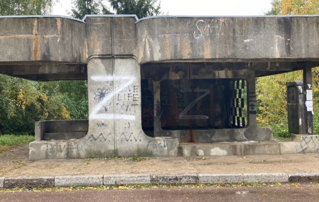 „Z“ raidėmis stotelę Vilniaus rajone išniekinusių asmenų kol kas rasti nepavyko