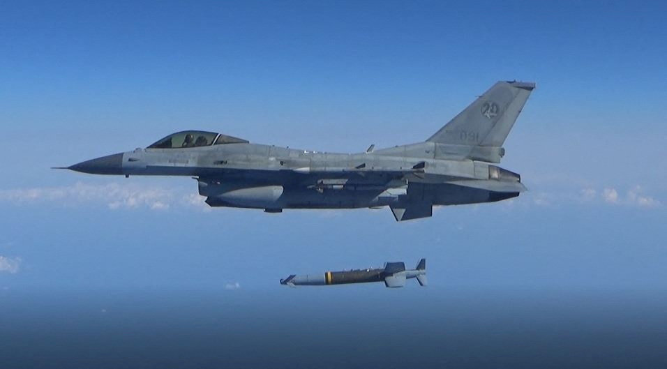 Pchenjanas pasmerkė JAV ir Pietų Korėjos bendras oro pajėgų pratybas