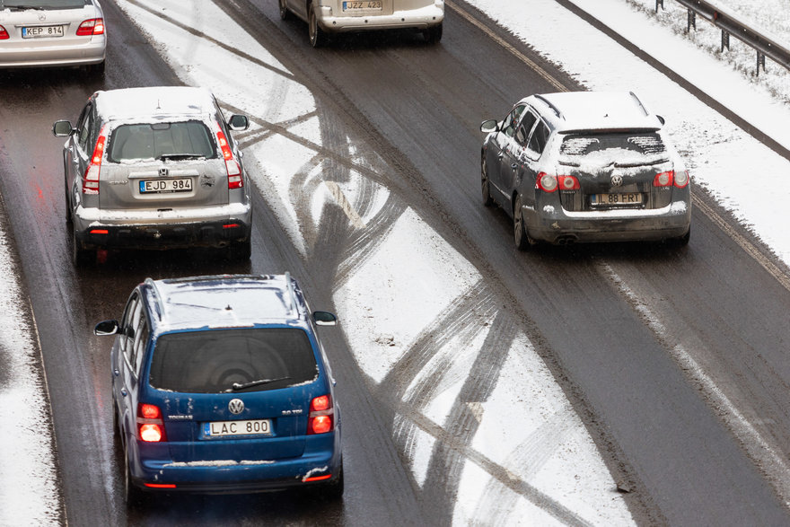 Naktį iškritęs sniegas sunkina eismo sąlygas Vilniuje