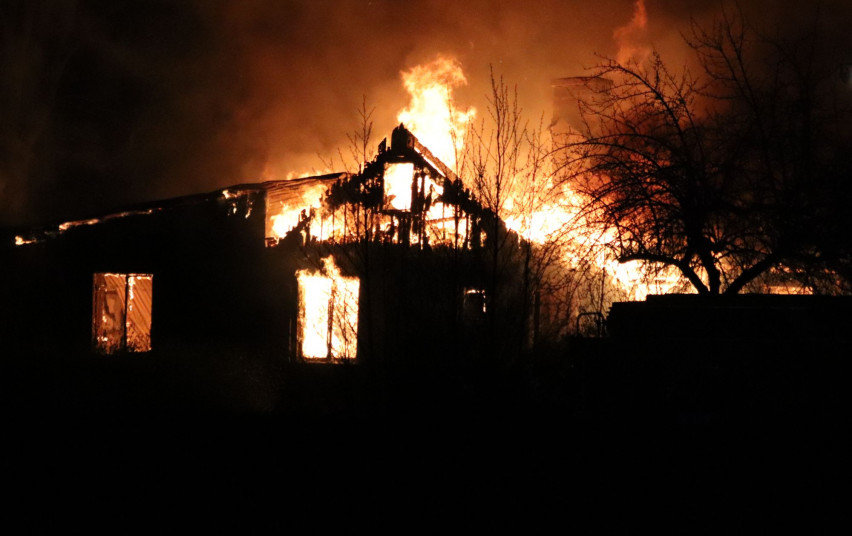 Ugniagesiai skubėjo gesinti Ukmergės rajone užsiliepsnojusio medinio namo