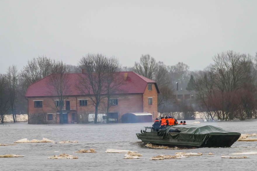 Latvijoje – dešimtmečius nematyto masto potvynis: ar gali panašiai nutikti Lietuvos upėse?