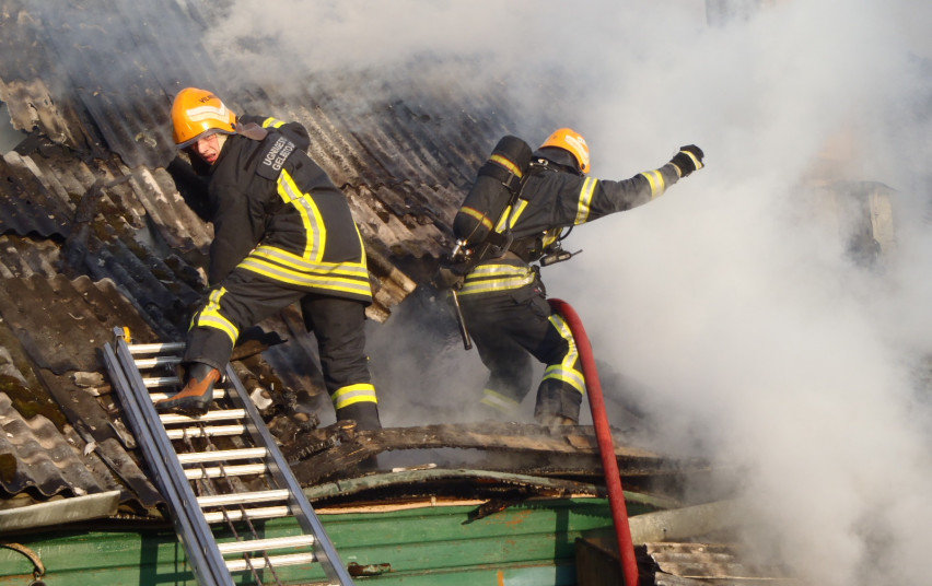 „Viduje gali būti žmonių“: BPC praneša apie gaisrą Pakruojo mieste