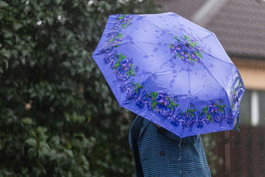 Sinoptikai įspėja: vykdami į kapines nepamirškite skėčių