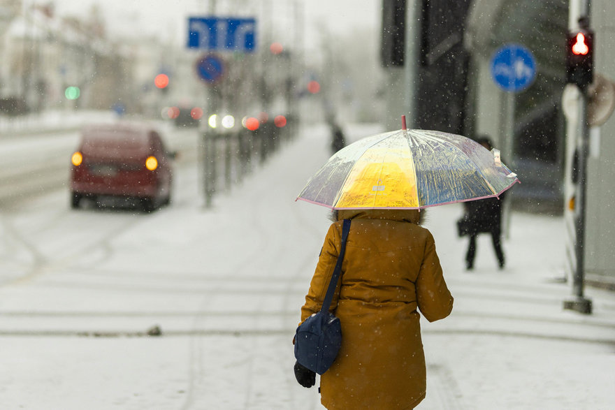 Lietus keičia sniegą: Kauno centre – tikra čiuožykla, plikledis formuojasi ir Vilniuje